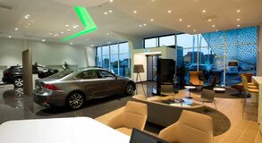 SZEGEDEN NYÍTOTT ÚJ, EURÓPAI SZÍNVONALÚ BEMUTATÓTERMET A LEXUS